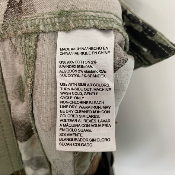 Chico's Printed Poplin Convertible Crop Cargo Pants Size 8 - Picture 10 of 13